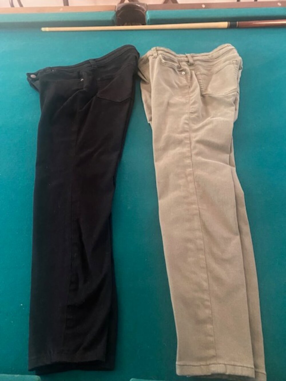 2 pairs khaki green and black Amazon Essentials Skinny Jeans 10 Short (petite)